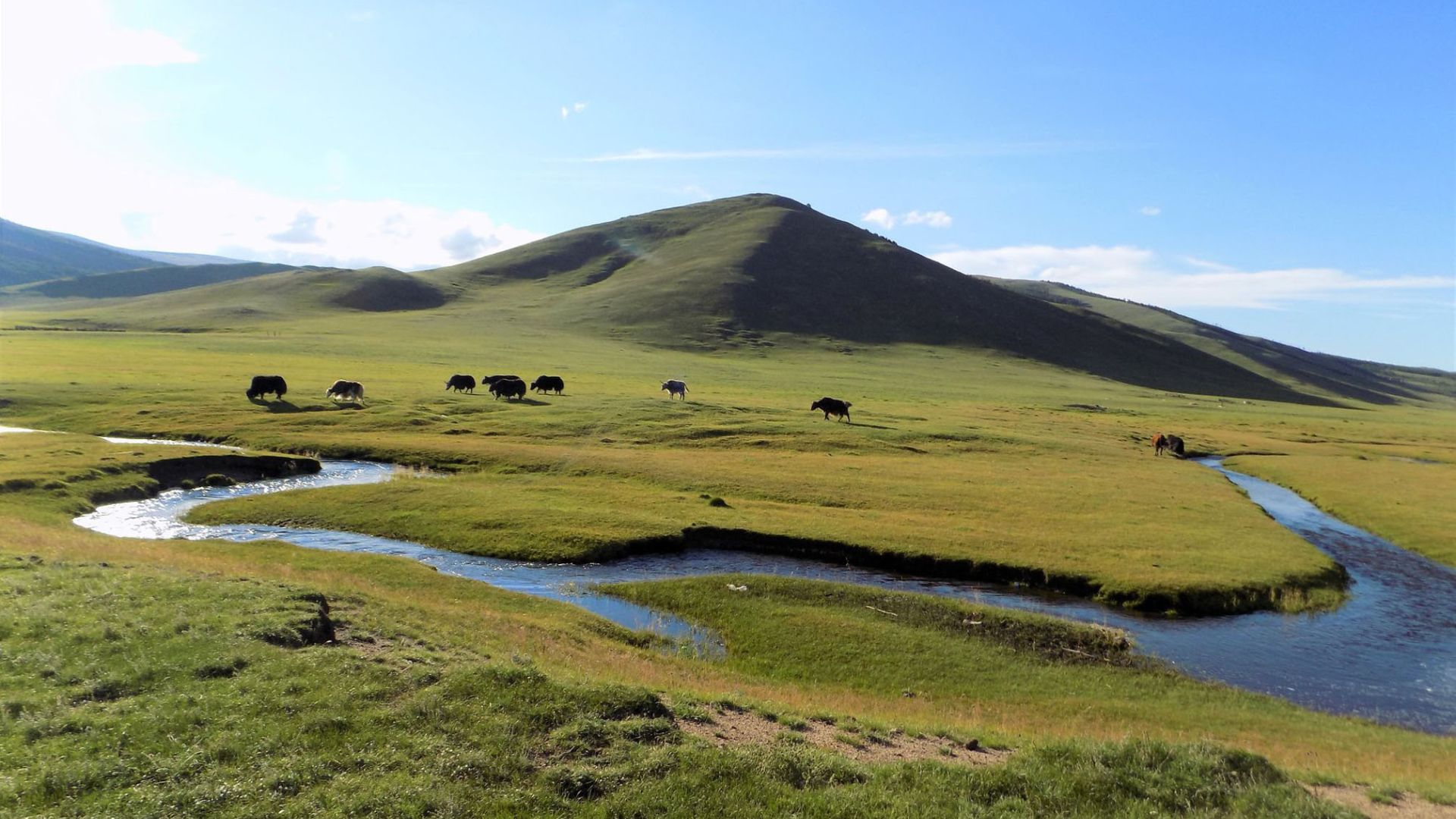 Steppe et lac Ögii sous un ciel immense, Mongolie